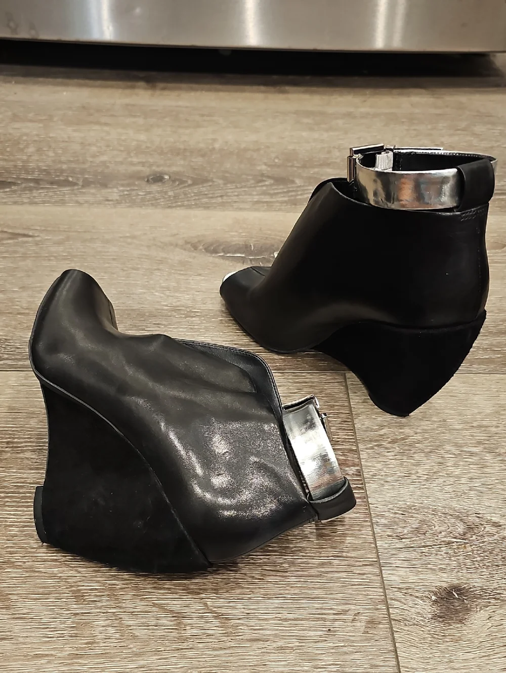Kenneth Cole New York Silver Peep Toe Broome Wedges Black Leather Heels SZ 7.5